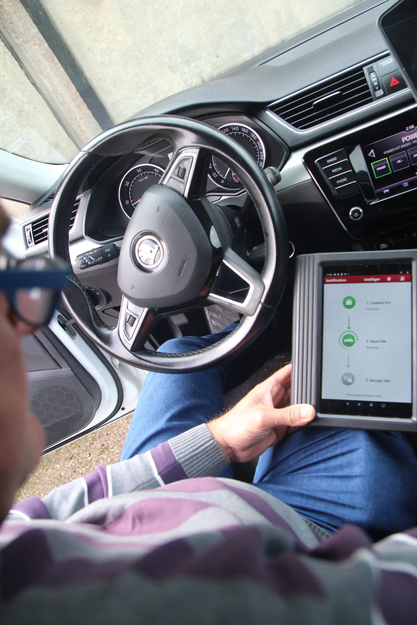 Diagnostikos įranga automobilio salone nuskaito VIN kodą