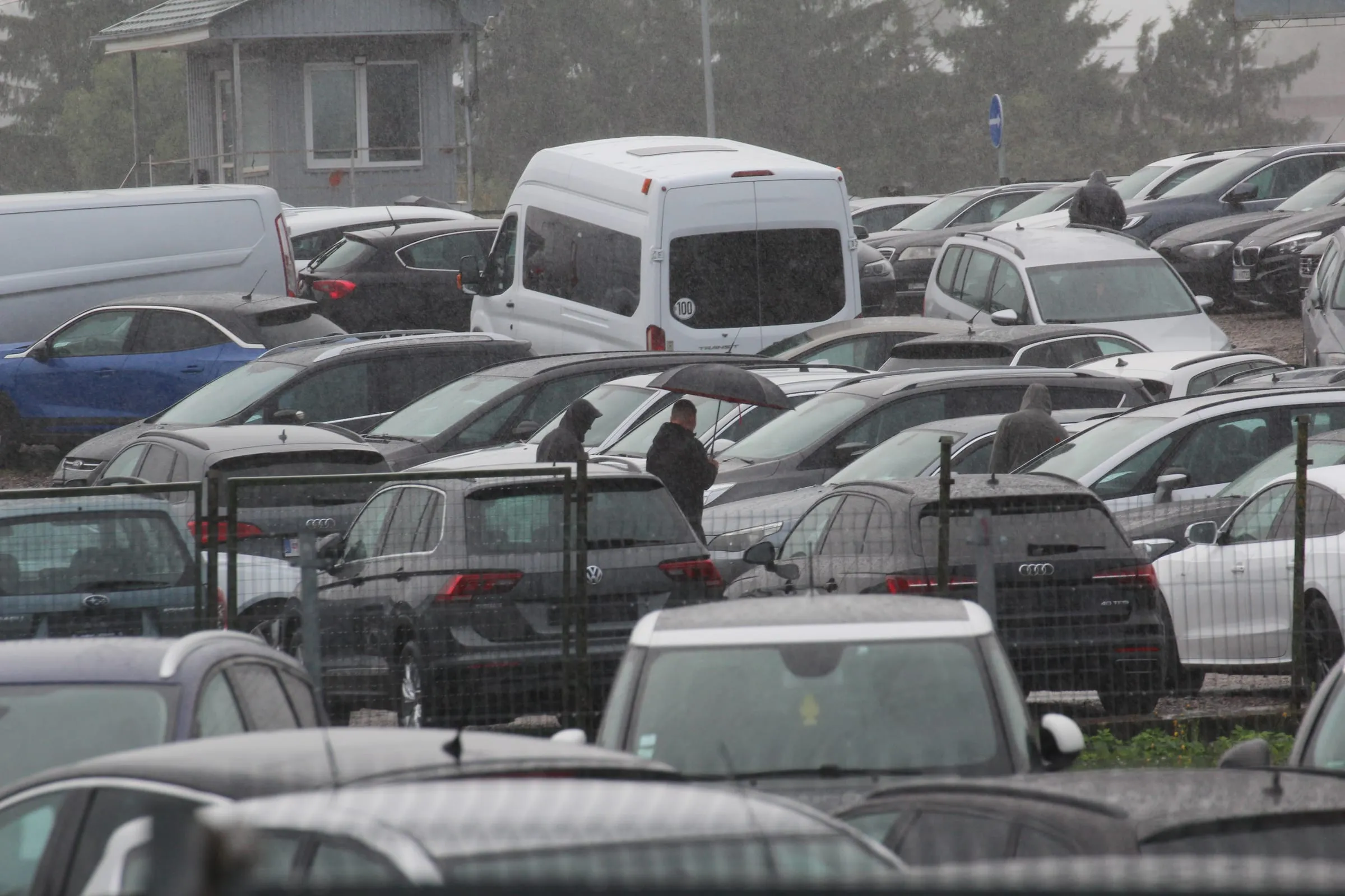 Prekybos aikštelė, pilna naudotų automobilių